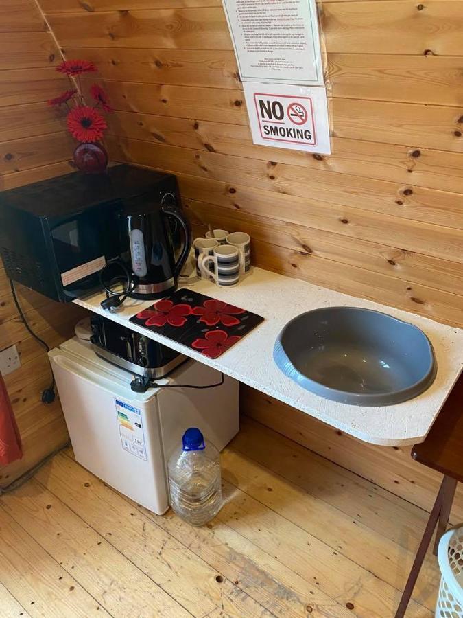 ホテルMeadow Glamping カーマーゼン エクステリア 写真